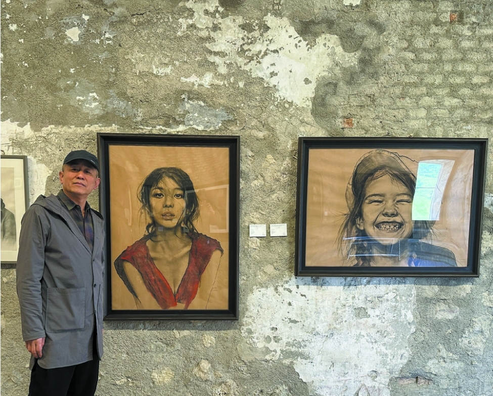  Du Jianqi, a Hebei painter, won the award in the International Portrait Competition