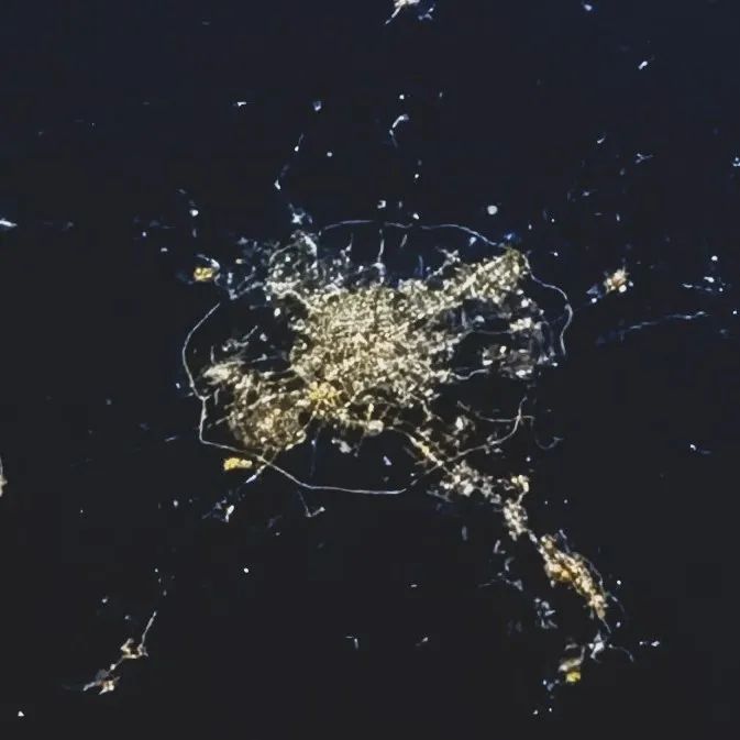 航天员刘伯明摄影作品中的沈阳市夜景（局部放大）。