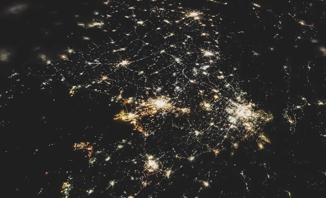 航天员汤洪波摄影作品中的葫芦岛市夜景（局部放大）。