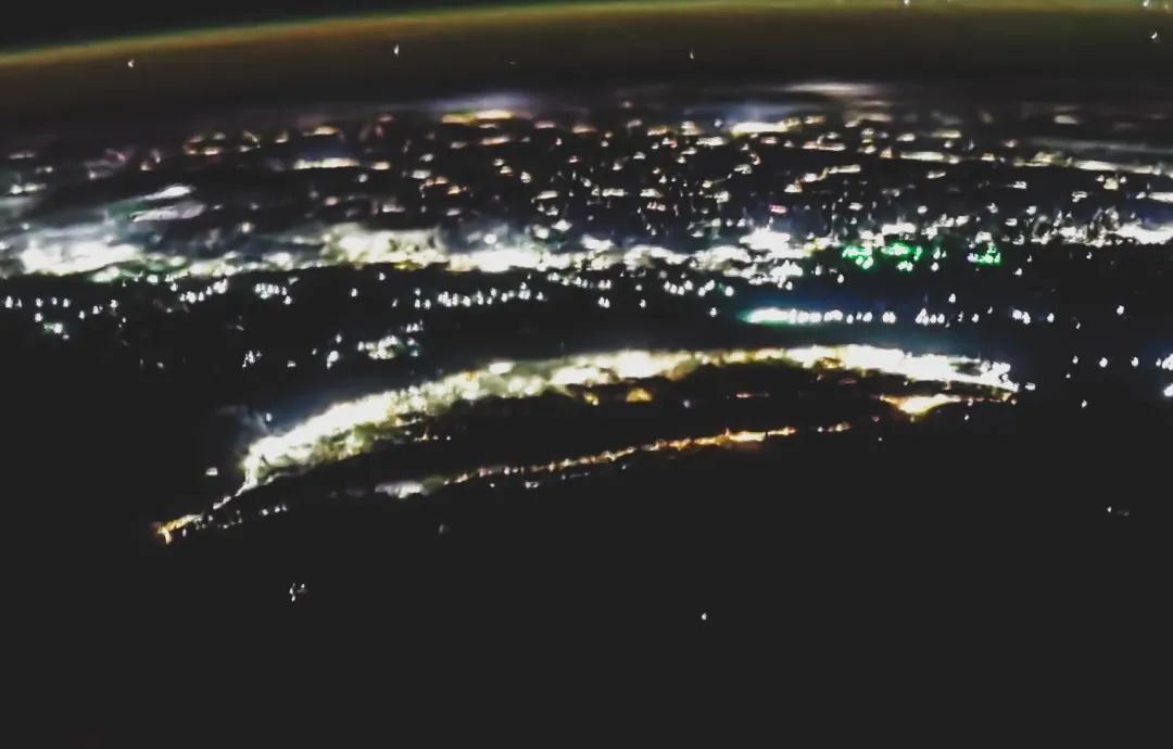 航天员汤洪波摄影作品中的中国台湾夜景（局部放大）。