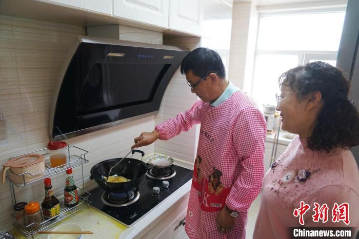 图为台商陈志明正在制作台湾美食菜脯蛋。　马铭言 摄