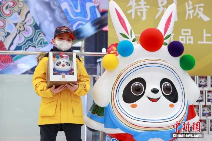 12月28日，“北京2022冰墩墩兔年特别版系列”在北京发布。此次系列新品是以北京传统民俗中的经典兔子形象“兔爷”为创意点，形成具有民族特色的“兔墩墩”。此次发布的“冰墩墩兔年特别版”系列新品，既是庆祝北京2022年冬奥会一周年，同时是对即将到来的兔年寄予新春的祝福。图为买到“兔墩墩”的小朋友在拍照。 中新社记者 贾天勇 摄