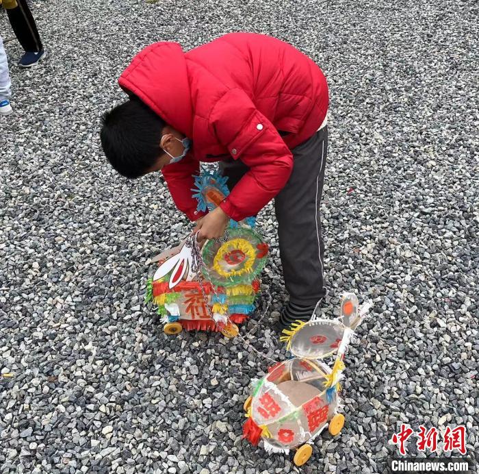 上海市浦东新区群众文化艺术馆的文化广场中，一个孩子在玩可以拖动的兔子灯 谢梦圆 摄