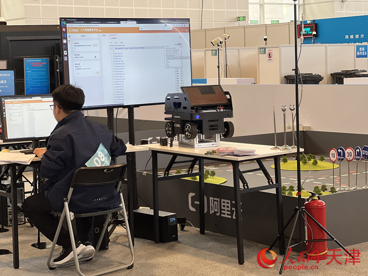 人工智能训练赛项选手姚居文正在对采集来的数据进行分析。人民网记者 孙翼飞摄