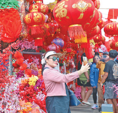 春节期间，印度尼西亚首都雅加达的中国城一派喜庆气氛。图为当地市民在街边商铺自拍。本报记者 曹师韵摄