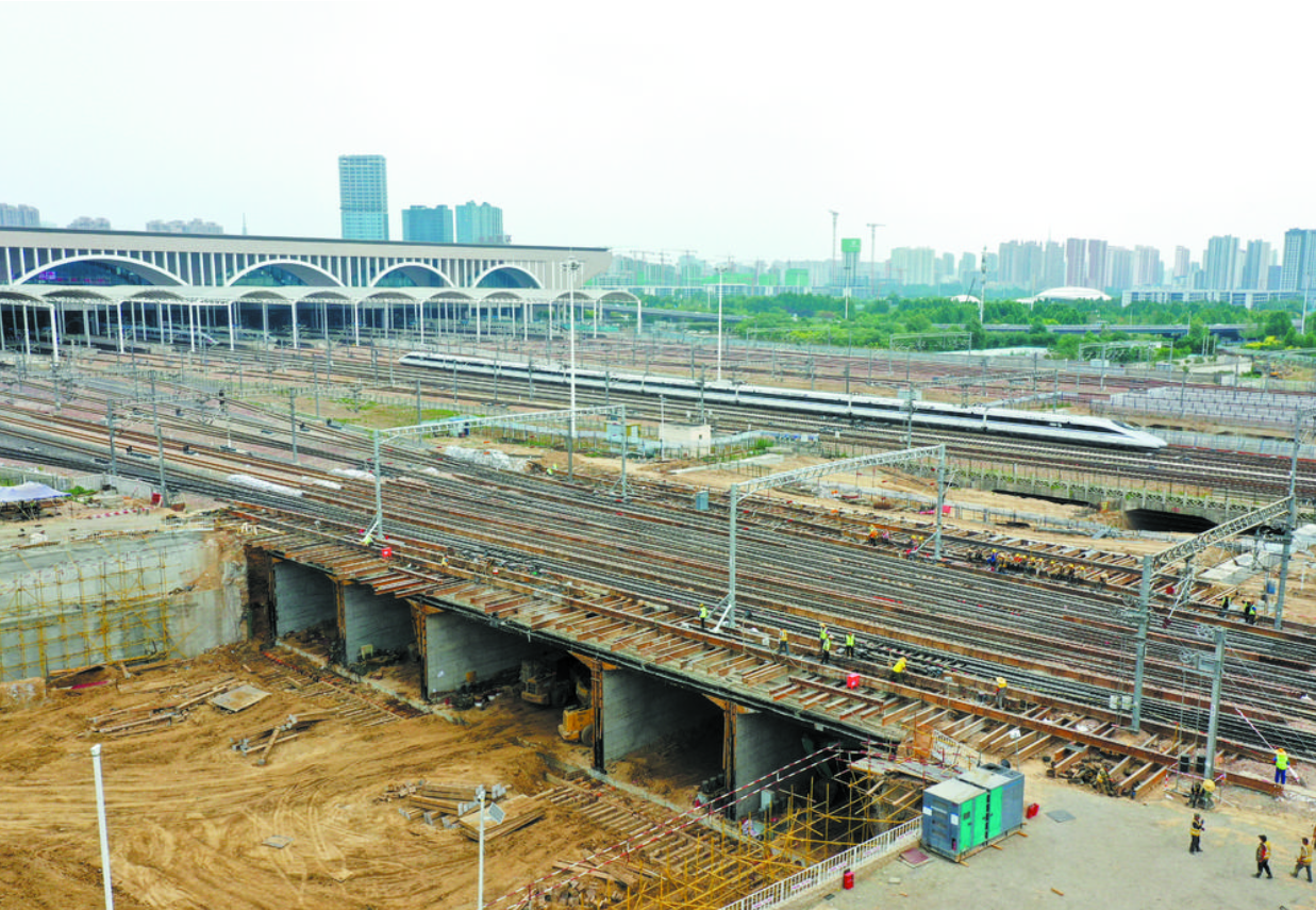 石家庄新客站南地道下穿京广铁路框构桥顶进基本到位