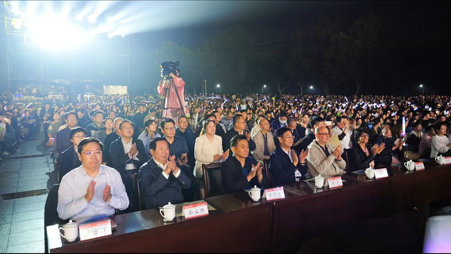 青春献礼祖国携手筑梦华章——石家庄学院举办2024年迎新生文艺晚会(图2)